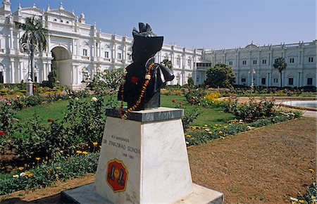 Asia, India, Madhya Pradesh, Gwalior.  Memorial sculpture of H H Maharaja Sir Jiwajirao Scindia, 1916-1961 in the grounds of the Jai Vilas Palace and Scindia Museum. Foto de stock - Direito Controlado, Número: 862-06825868