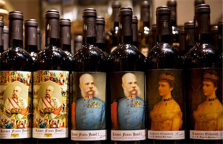 North Italy, Trentino, Alto Adige, Sud Tirol, Merano. Wines with pictures of famed Austrian Monarchs of the past Foto de stock - Con derechos protegidos, Código: 862-06825928