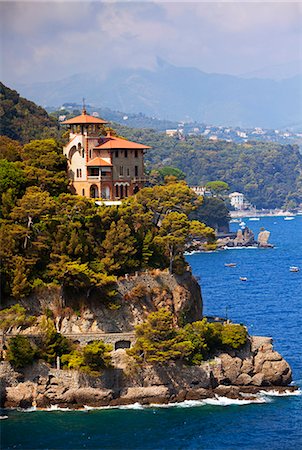 riviera italiana - Northern Italy, Italian Riviera, Liguria, Portofino. A castle overlooking the sea in portofino Fotografie stock - Rights-Managed, Codice: 862-06825977