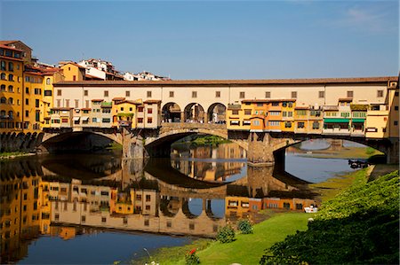 ponte coperto - Italy, Tuscany, Florence. The Ponte Vecchio on the Arno river. (Unesco) Fotografie stock - Rights-Managed, Codice: 862-06825992