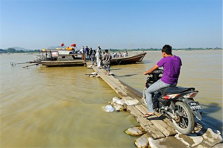 Myanmar, Burma, Sagaing Region, Monywa. Passengers often access transport boats on the Chindwin River using slender ramps and gangways. Foto de stock - Con derechos protegidos, Código: 862-06826090