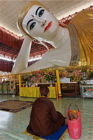 simsearch:862-06826083,k - Myanmar, Burma, Yangon Region, Yangon. The Chaukhtatgyi Paya, a huge statue of a reclining Buddha, is one of many such statues dotting the country. Photographie de stock - Rights-Managed, Code: 862-06826107