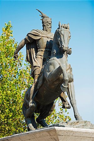 simsearch:862-03361592,k - Europe, The Balkans, Kosovo, Pristina, equestrian statue Fotografie stock - Rights-Managed, Codice: 862-06826173