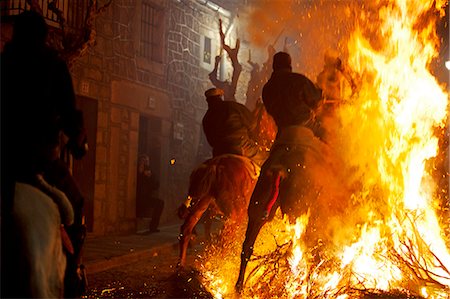 european town night - Spain, Castille & Leon, Avila, San Bartolome de Pinares, Men and horses jumping through fire on the eve of the feast of San Antonio, as a tradition to purify the animals. Photographie de stock - Rights-Managed, Code: 862-06826212