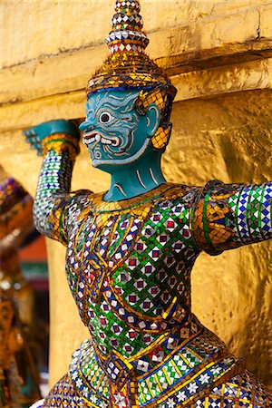 royal grand palace - Thailand, Bangkok.  Statue at Wat Phra Kaeo, Temple of the Emerald Buddha, within the grounds of the Royal Grand Palace. Fotografie stock - Rights-Managed, Codice: 862-06826285