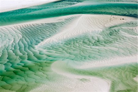 Australia, Queensland, Whitsundays, Whitsunday Island.  Aerial view of shifting sand banks and clear waters of Hill Inlet in Whitsunday Islands National Park. Photographie de stock - Rights-Managed, Code: 862-07495766