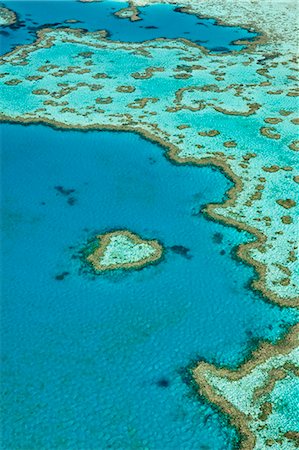 Australia, Queensland, Whitsundays, Great Barrier Reef Marine Park.  Aerial view of 'Heart Reef', a heart-shaped coral formation at Hardys Reef. Foto de stock - Con derechos protegidos, Código: 862-07495762