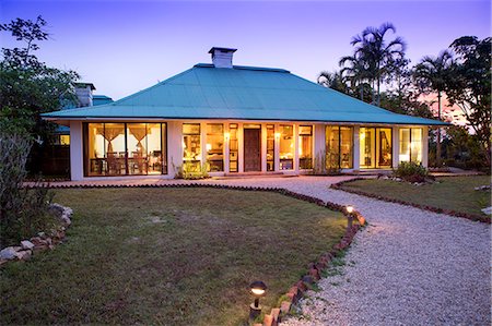 simsearch:862-07910253,k - Central America, Belize, Mountain Pine Ridge, Hidden Valley Inn. A view of the main inn building and dining room at twilight (PR) Foto de stock - Con derechos protegidos, Código: 862-07495785