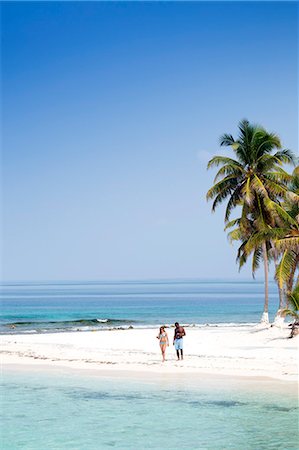 simsearch:862-08090999,k - Central America, Belize, a couple walk along a coconut palm-shaded beach towards a crystal-clear Caribbean sea (MR) Foto de stock - Con derechos protegidos, Código: 862-07495795