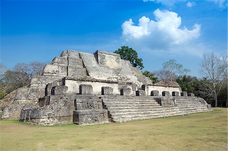 simsearch:862-06677312,k - Central America, Belize, Belize District, Altun Ha, view of the Sun God Temple (Structure B-4), also called the Temple of the Masonry Altars, where the carved jade head of the Sun God, Kinich Ahau was unearthed in 1968 by Dr David Pendergast. Altun Ha was occupied between 900BC to 1000AD, though this temple is from the late Classic period Foto de stock - Con derechos protegidos, Código: 862-07495790