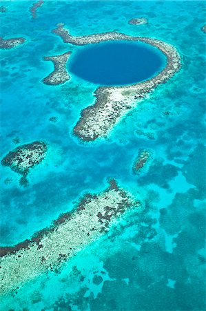 Central America, Belize, Lighthouse atoll, the Great Blue Hole, aerial shot of the Blue Hole. The hole is a marine cenote - a sunken cave in the Lighthouse atoll, part of the World Heritage listed Belize Barrier Reef System Foto de stock - Con derechos protegidos, Código: 862-07495817