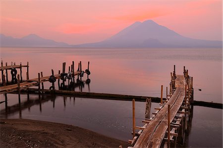 simsearch:841-06034213,k - Lago de Atitlan at Panajachel with Volcan Toliman in the background, Guatemala, Central America Photographie de stock - Rights-Managed, Code: 862-07495920