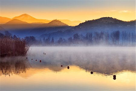 Italy, Umbria, Terni district, piediluco lake. Piediluco village and Labro village at dawn. Foto de stock - Con derechos protegidos, Código: 862-07495945