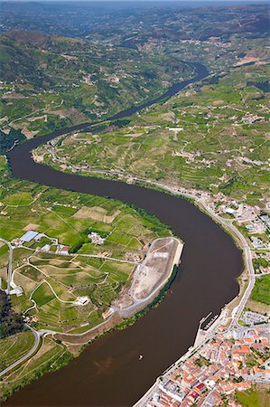 simsearch:862-03360914,k - Europe, Portugal, Tras-os-Montes e Alto Douro, Douro Valley aerial view of vineyards and vineyard terraces and the Douro (Duero) river in the UNESCO World Heritage listed Alto Douro region Photographie de stock - Rights-Managed, Code: 862-07496256