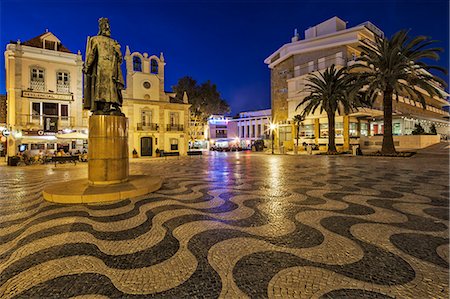 Statue of King Dom Pedro IV at twilight with traditional Portuguese paving on Praca 5 de Outubro (Town Hall Square) and the Hotel Baia to the right, Abuxarda, Cascais, Lisboa, Portugal. Photographie de stock - Rights-Managed, Code: 862-07496250