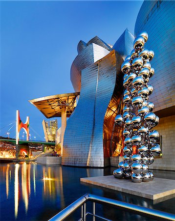 Spain, Bilbao, Guggenheim museum at dusk. Photographie de stock - Rights-Managed, Code: 862-07496267