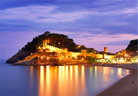 simsearch:862-07496276,k - Spain, Catalonia, Costa Brava, Tossa de Mar, Overview of bay and castle at dusk (MR) Stock Photo - Rights-Managed, Code: 862-07496277