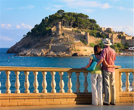 Spain, Catalonia, Costa Brava, Tossa de Mar, man and woman looking at view (MR) Stockbilder - Lizenzpflichtiges, Bildnummer: 862-07496278