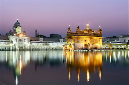 India, Punjab, Amritsar, the Golden Temple - the holiest shrine of Sikhism just before dawn Foto de stock - Con derechos protegidos, Código: 862-07650644