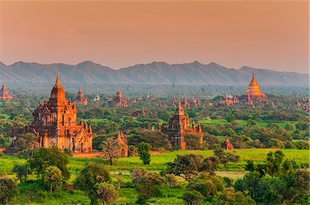 Panoramic view at sunset over the ancient temples and pagodas, Bagan, Myanmar or Burma Foto de stock - Con derechos protegidos, Código: 862-07650651