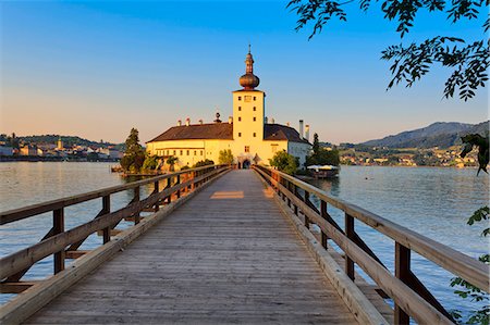 Austria, Osterreich. Upper Austria, Oberosterreich. Traunsee lake. Gmunden. Orth castle. Stock Photo - Rights-Managed, Code: 862-07689791