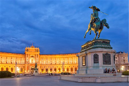 Austria, Osterreich. Vienna, Wien. Hofburg Complex. Heldenplatz. The Imperial Palace, Archduke Charles statue and Prince Eugene of Savoy equestrian statue. Stockbilder - Lizenzpflichtiges, Bildnummer: 862-07689821