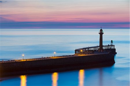 United Kingdom, England, North Yorkshire, Whitby. The West Pier at dusk. Foto de stock - Con derechos protegidos, Código: 862-07689960