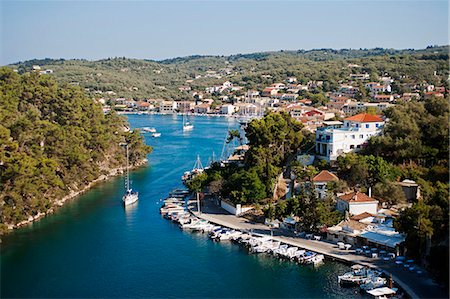 Greece, Paxos.  Yachts and pleasure boats moored in the entrance to Gaios harbour between Gaios and the islands of Agios Nikalaos and Panagia. Photographie de stock - Rights-Managed, Code: 862-07690052