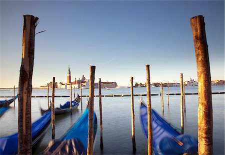 Italy, Veneto, Venice. Gondolas tied to the pier at the Bacino di San Marco Photographie de stock - Rights-Managed, Code: 862-07690088