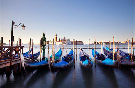 simsearch:862-07690087,k - Italy, Veneto, Venice. Gondolas tied to the pier at the Bacino di San Marco Foto de stock - Con derechos protegidos, Código: 862-07690089