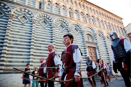 pistoia - Italy, Tuscany , Pistoia. Performers with bow and arrow during the annual parade for the feast of San Jacopo. Foto de stock - Con derechos protegidos, Código: 862-07690110