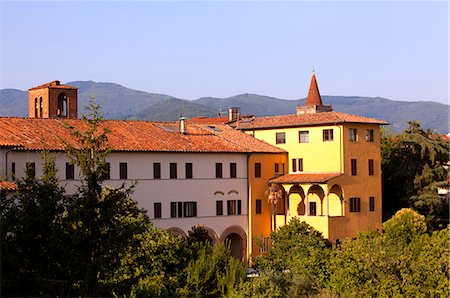 pistoia - Italy, Tuscany , Pistoia. Typical Tuscan architecture in the historic centre. Foto de stock - Con derechos protegidos, Código: 862-07690113