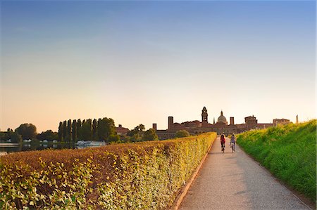 Italy, Lombardy, Mantova district, Mantua. A bicycle lane across Mincio River. Photographie de stock - Rights-Managed, Code: 862-07690155