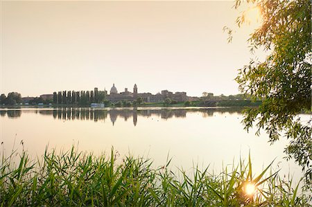 Italy, Lombardy, Mantova district, Mantua, View towards the town and Lago Inferiore, Mincio river. Photographie de stock - Rights-Managed, Code: 862-07690156