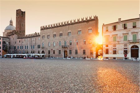 ducal palace - Italy, Lombardy, Mantova district, Mantua, Sordello Square. Palazzo Ducale, Torre della Gabbia and Sant'Andrea dome Fotografie stock - Rights-Managed, Codice: 862-07690159