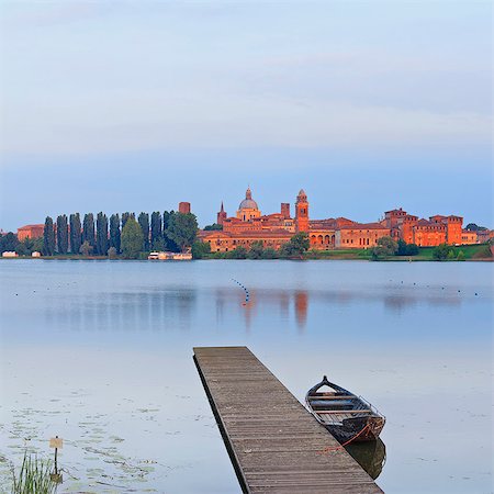 fondeado - Italy, Lombardy, Mantova district, Mantua, View towards the town and Lago Inferiore, Mincio river. Photographie de stock - Rights-Managed, Code: 862-07690164