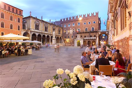 european plaza photos - Italy, Veneto, Verona district, Verona. Piazza dei Signori. Photographie de stock - Rights-Managed, Code: 862-07690225