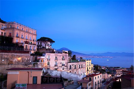 Italy, Campania, Naples. Elevated view of the city with Mount Vesuvius in the background. Foto de stock - Con derechos protegidos, Código: 862-07690229