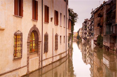 simsearch:862-07690087,k - Italy, Veneto, Padua. A canal crossing the city centre. Foto de stock - Con derechos protegidos, Código: 862-07690233