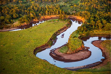 Kenya, Narok County, Masai Mara.  A view of the meandering course of the Mara River through the National Reserve from a hot air balloon. Photographie de stock - Rights-Managed, Code: 862-07690385