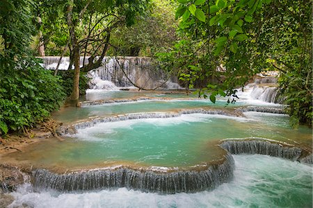 Laos, Kuang Si, Luang Prabang Province. The beautiful turquoise blue pools and waterfalls at Kuang Si are a popular tourist destination close to Luang Prabang. Foto de stock - Direito Controlado, Número: 862-07690390