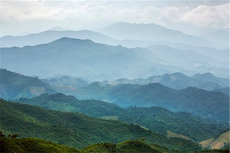 simsearch:862-07690392,k - Laos, Muang La, Oudomxay Province. Misty mountain ridges in the country north of Muang La where the mountains stretch to the distant Chinese border. Foto de stock - Con derechos protegidos, Código: 862-07690402