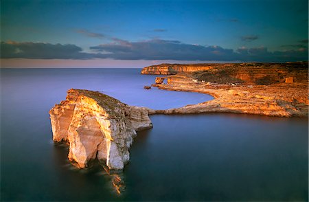 Europe, Maltese Islands, Gozo. Dramatic scenery in Dwejra Foto de stock - Con derechos protegidos, Código: 862-07690411