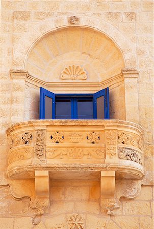 southern - Europe, Maltese Islands, Gozo. A traditional, old, Maltese stone balcony. These were replaced later with the closed wooden balcony. Foto de stock - Con derechos protegidos, Código: 862-07690412