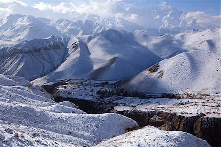 Nepal, Mustang, Ghyakar. The first winter snow covering the small village of Ghyakar, across the Kali Gandaki gorge, viewed from the trail between Chaile and Samar. Foto de stock - Con derechos protegidos, Código: 862-07690493