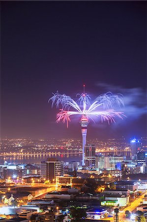 Fireworks on Sky Tower on New Year's Eve, Auckland, North Island, New Zealand Foto de stock - Direito Controlado, Número: 862-07690533