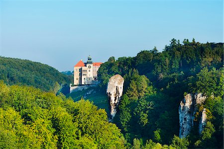 Europe, Poland, Malopolska, Ojcow National Park, Pieskowa Skala Castle and  Hercules Club, Maczuga Herkulesa, limestone pillar Foto de stock - Con derechos protegidos, Código: 862-07690550