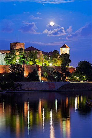 polacco (relativo alla polonia) - Europe, Poland, Malopolska, Krakow, full moon over Wawel Hill Castle and Cathedral, Vistula River, Unesco site Fotografie stock - Rights-Managed, Codice: 862-07690565