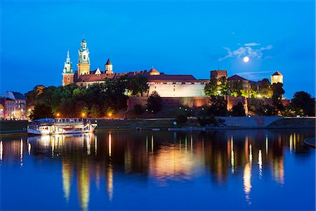 pologne - Europe, Poland, Malopolska, Krakow, full moon over Wawel Hill Castle and Cathedral, Vistula River, Unesco site Photographie de stock - Rights-Managed, Code: 862-07690561