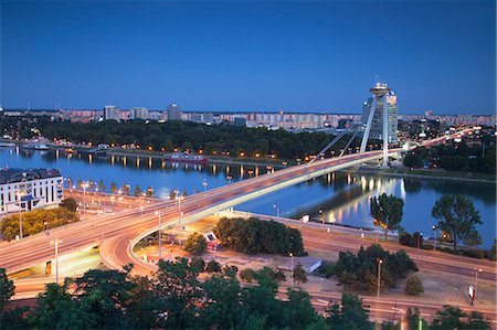 simsearch:862-07690064,k - View of New Bridge at dusk, Bratislava, Slovakia Foto de stock - Direito Controlado, Número: 862-07690777